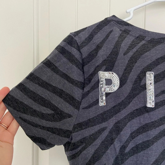 NWOT | PINK Victoria’s Secret women’s gray black zebra print v-neck sequin top M - Picture 6 of 6